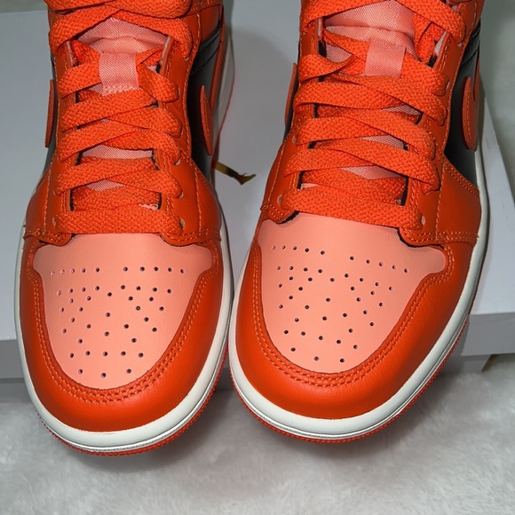 New, Air Jordan 1 Mid SE - Picture 6 of 11